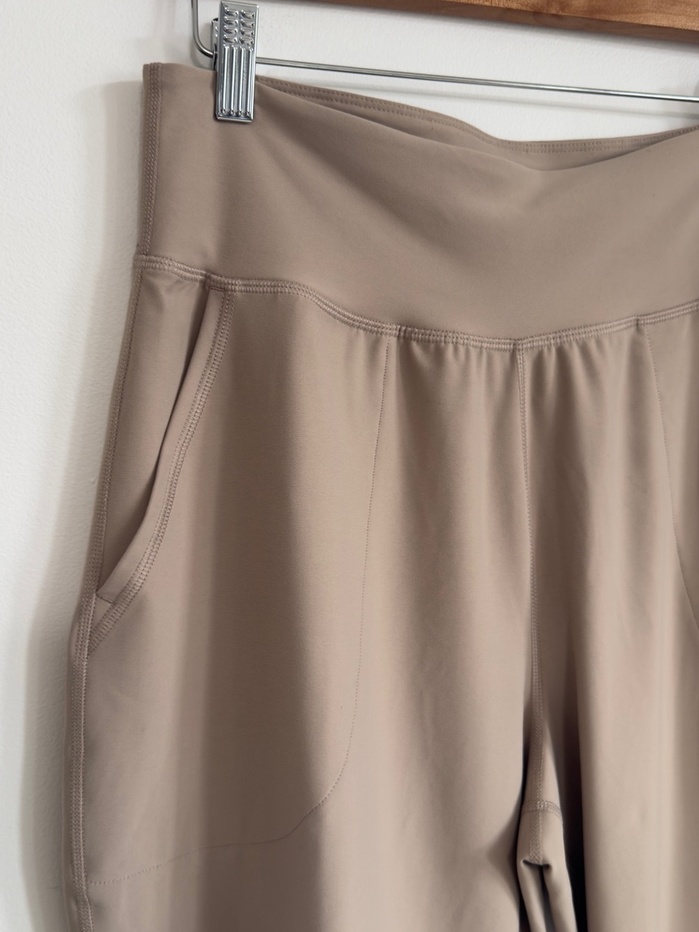Old Navy High-Waisted PowerSoft Pocket Joggers Beige Large Like New - Picture 3 of 11